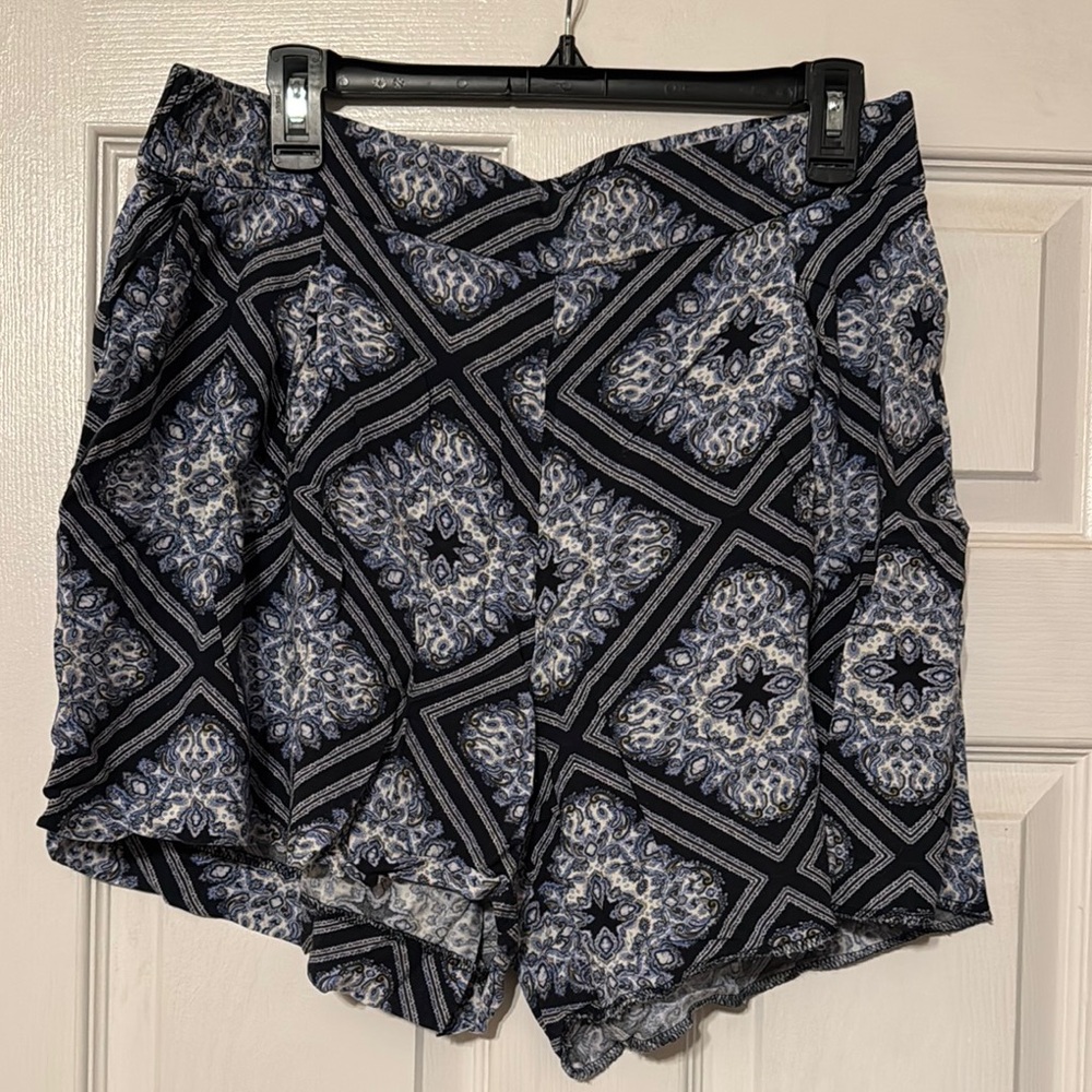 H&M High Waist Blue and White Geometric Shorts